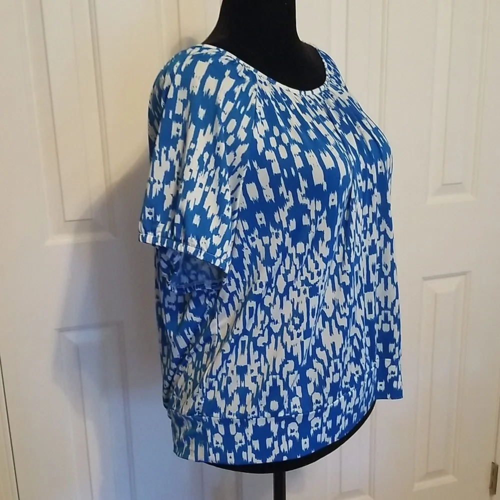 Scoop neck, drapey fabric that flatters all shapes - Picture 4 of 5